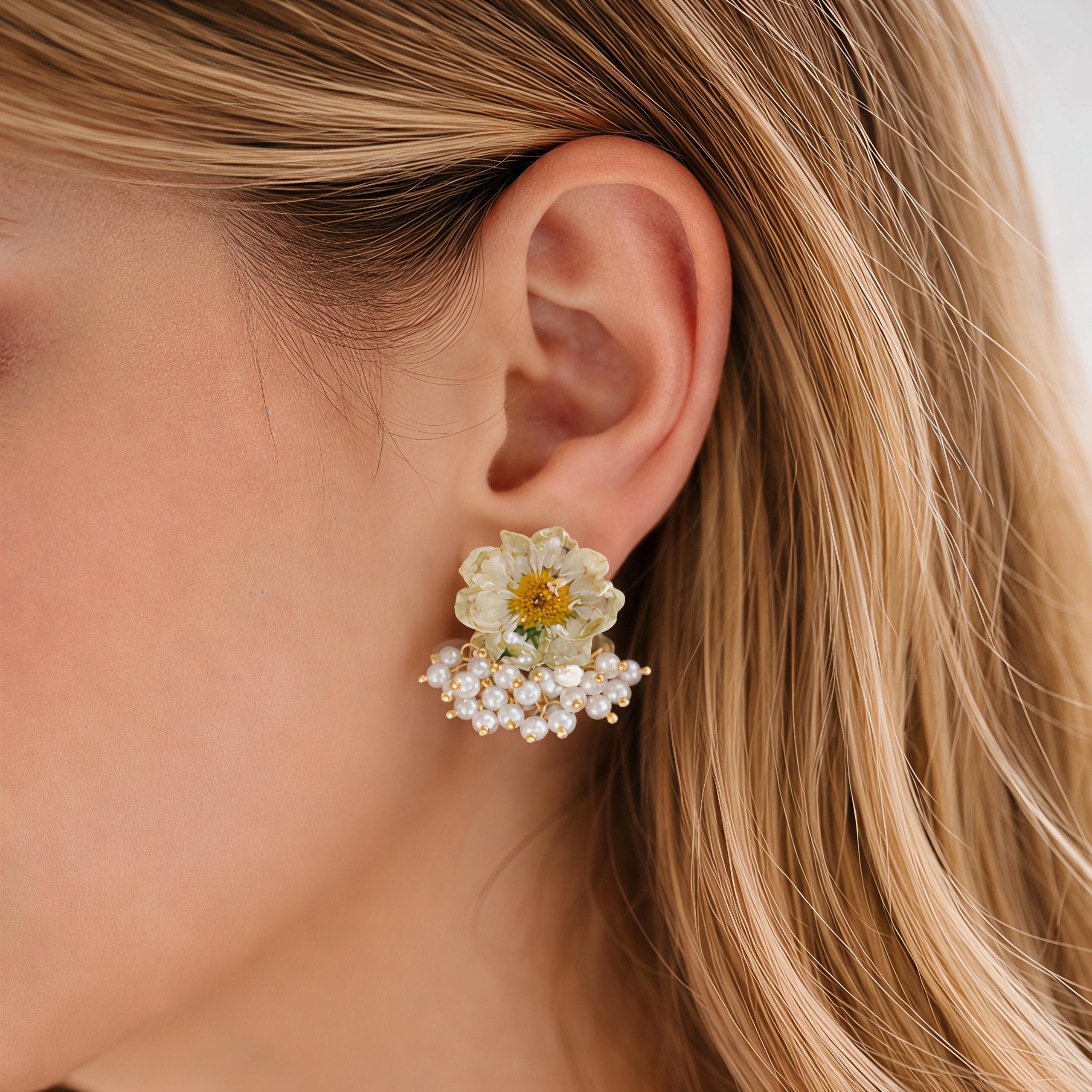 Daisy Flower Earrings – Pink & Ivory Resin Floral Studs – Minimalist Everyday Jewelry